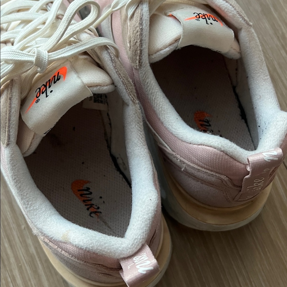 Nike Women's Blush and Cream Sneakers Size 8 - Picture 4 of 5